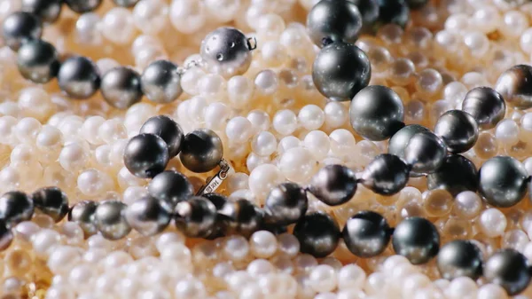 Perlas naturales blancas y negras — Foto de Stock