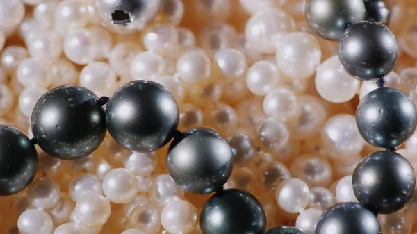 Weiße und schwarze Perlen, Nahaufnahmen — Stockfoto