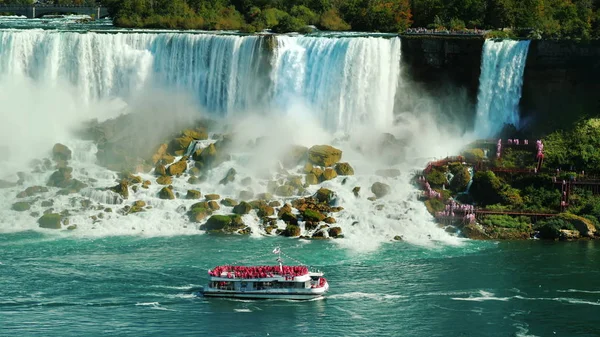 Корабель з туристами вітрилами під знаменитий Ніагарський водоспад. Вид з канадського узбережжя — стокове фото