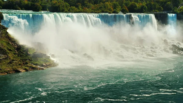 Cascade of incredible waterfalls - Niagara Falls. View from the Canadian side to the American coast — Stock Photo, Image
