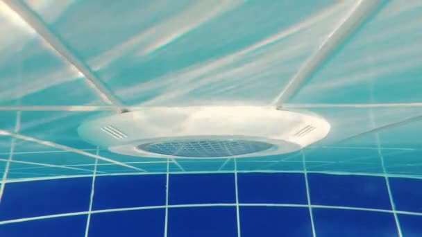 Lanterna per illuminazione piscina, video subacqueo. Attrezzature per piscine — Video Stock