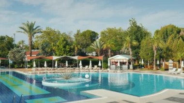 Kemer, Türkiye, Haziran 2018: Türkiye'de yüzme havuzlu lüks otel. Şezlong, samimi bir kafe - tüm konforlu bir konaklama için