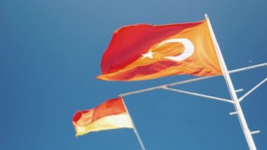 Türk bayrağı ve kurtarma hizmet bayrağı mavi gökyüzüne karşı çırpınan. Güvenli dinlenme kavramı