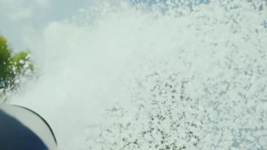 Topu köpük sahilde eğleniyor musun insanlar üzerinde streams dışarı atar. Köpük plaj partisi.