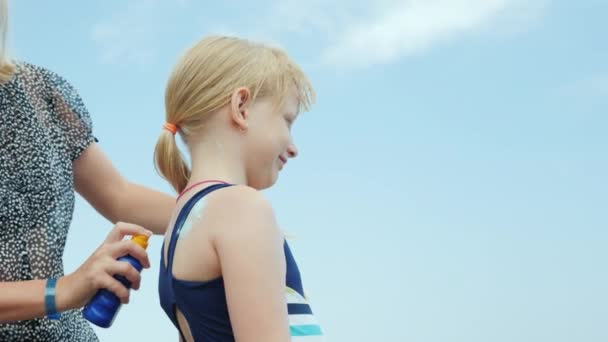 Mamá está aplicando protector solar a sus hijas. Protección contra el sol de vacaciones — Vídeo de stock