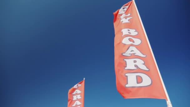 Bandeira vermelha com uma inscrição Fly Board. Publicidade de esportes aquáticos na praia — Vídeo de Stock