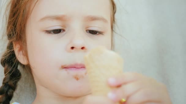 Счастливое детство, крутая девочка наслаждается вкусом сладкого мороженого , — стоковое видео