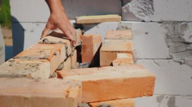 İşçi, elinde yapar tuğla duvar