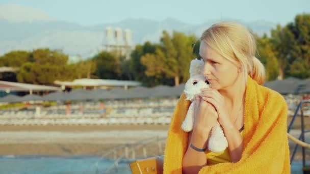 Une femme joue avec un lapin jouet à l'aube. Souvenez vous enfance — Video