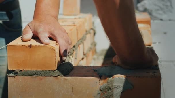 Trabajadores colocando ladrillos. Trabajos manuales en la obra — Vídeos de Stock