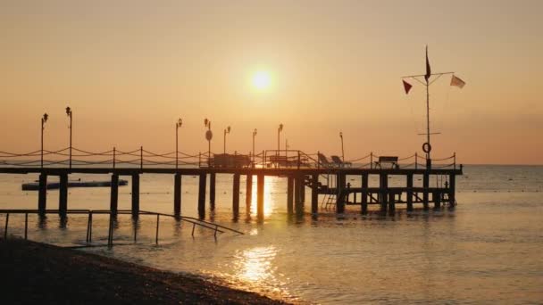 아침 바다에서. 부두 근처 아름 다운 새벽 — 비디오