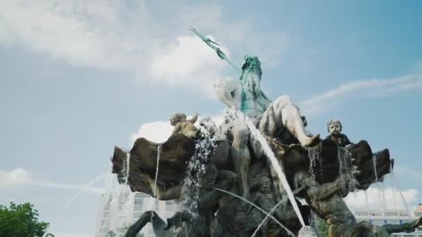 Fontana Del Nettuno Trova Nel Centro Berlino Tra Chiesa Marienkirche — Video Stock