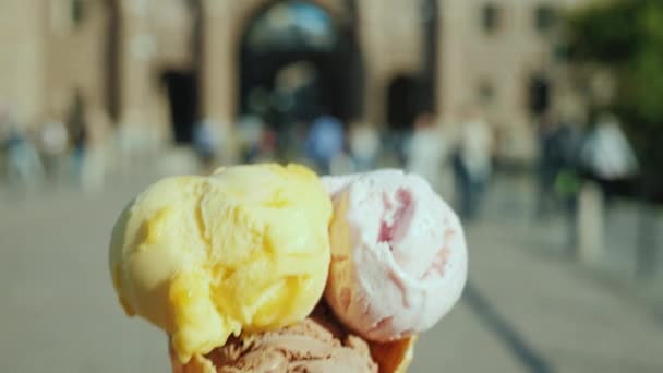 Vista en primera persona de caminar con cono de helado en Estocolmo. Vídeo POV — Vídeo de stock