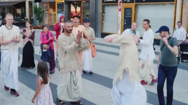 Stockholm, Sverige, juli 2018: En grupp glada Hare Krishnas dans och sjunga i centrala Stockholm — Stockvideo