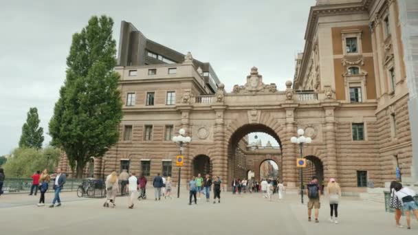 Stockholm, Suède, juillet 2018 : Arc du Parlement et la célèbre rue Drottninggatan à Stockholm. Endroit populaire parmi les touristes — Video