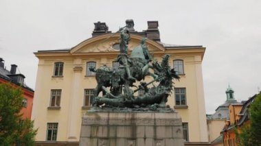 Stokholm, İsveç, Temmuz 2018: Saint George ve ejderha heykeli, Gamla Stan. Steadicam atış