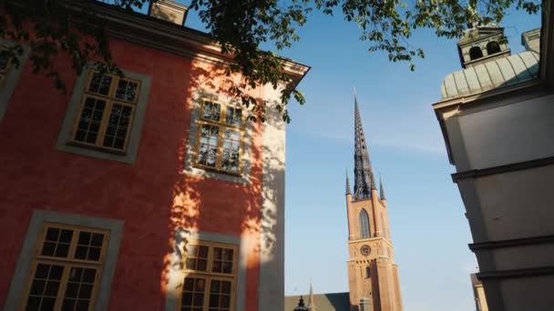 View of the famous church with an metal spire in Stockholm - Riddarholmen Church. Steadicam shot — Stock Video