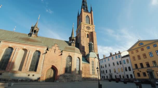 Kantelen van de schot: beroemde kerk met een metalen spits in Stockholm - Riddarholmskyrkan. — Stockvideo