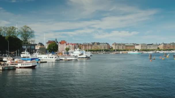 El terraplén de Estocolmo, hermosos yates y casas antiguas. Un día claro y soleado en la capital de Suecia — Vídeos de Stock