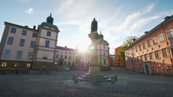 Jarl Birger Square, com um monumento ao fundador de Estocolmo e do Palácio de Wrangel. O sol brilha lindamente por trás dos edifícios — Vídeo de Stock