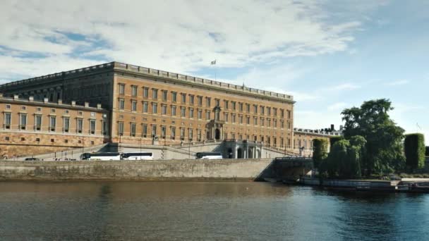 Стокгольм, Швеция, июль 2018: Королевский дворец в Стокгольме. Ясный летний день, рядом припарковано несколько туристических автобусов — стоковое видео