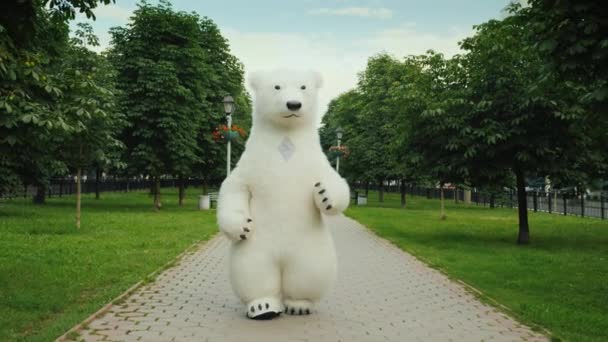 Muñeca de crecimiento pasea por el parque matutino, una forma de vida saludable de un oso polar — Vídeo de stock