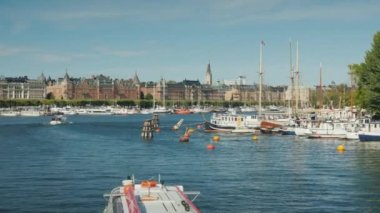 Stokholm, İsveç, Temmuz 2018: Zevk tekne turist olan city of Stockholm Nehri boyunca yüzme. Scandinavia kavramı Turizm