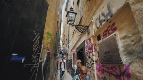 Stockholm, Sverige, juli 2018: Morten Trotzigs lane är den smalaste gatan i Stockholm. Dess bredd är endast 90 centimeter. Turister älskar denna plats — Stockvideo