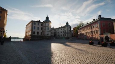 Jarl Birger Square, Stockholm ve Wrangel Palace kurucusu bir anıt ile. Geniş açı çekim