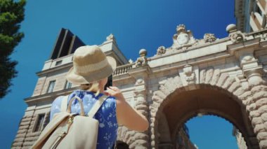 Turist Stockholm parliament yakınındaki ünlü bir kemer fotoğraflar. Scandinavia kavramı Turizm