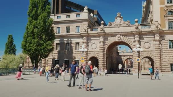 Sztokholm, Szwecja, lipca 2018: Arch Parlamentu i słynnej ulicy Drottninggatan w Sztokholmie. Jasny słoneczny dzień, turystów spacer i robić zdjęcia w popularnym miejscem w mieście — Wideo stockowe
