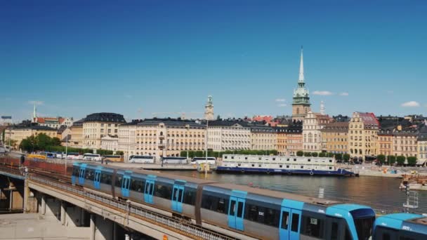 El paisaje urbano de Estocolmo, en primer plano, pasa el tren. Transporte en la capital de Suecia — Vídeos de Stock