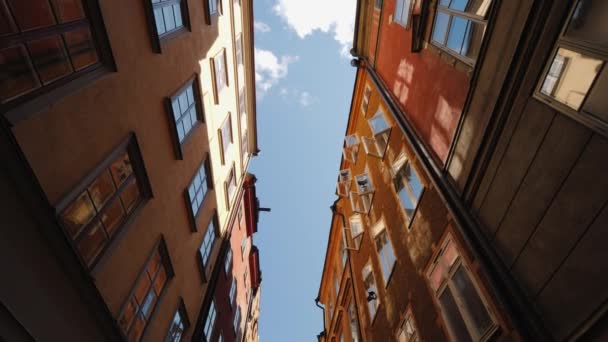 The beautiful narrow street of Stockholm. The open windows reflect the sky and the sun. Architecture of Europe — Stock Video