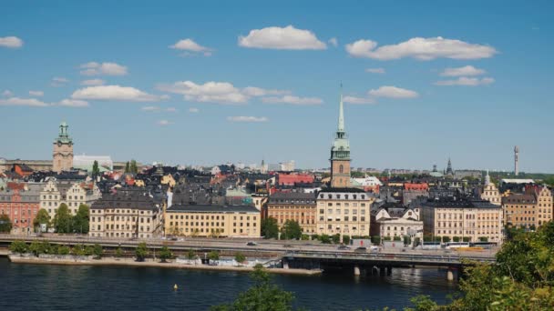 Панорама города Стокгольма. Ясный солнечный день в столице Швеции — стоковое видео