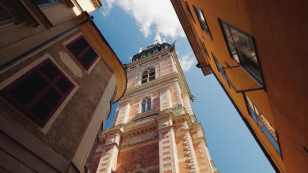 Angolo basso colpo largo della chiesa tedesca nel centro di Stoccolma. Sul suo progetto è il famoso architetto tedesco Carl Julius Rushdorf . — Video Stock