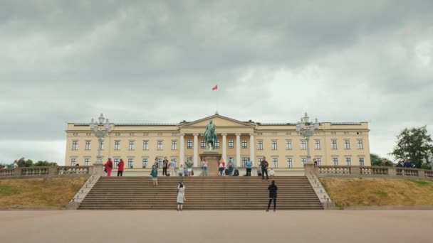 Oslo, Noorwegen, juli 2018: Prachtige gebouw van het Koninklijk Paleis In Oslo, toeristen lopen in de buurt — Stockvideo