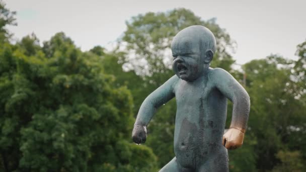 Oslo, Noorwegen, juli 2018: De beroemde sculptuur van een schreeuwende jongen. Een interessante compositie in de sculpture park van Gustav Vagelan — Stockvideo