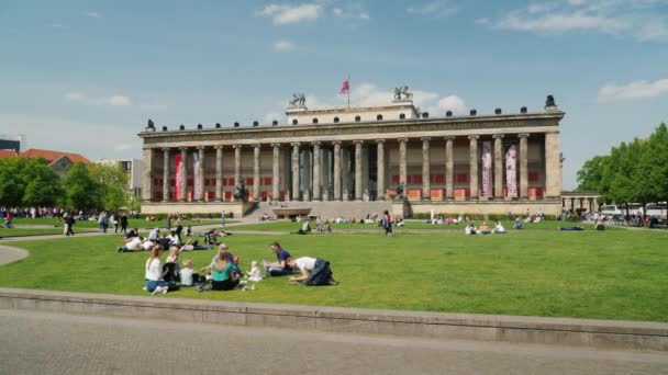 Berlín, Německo, květen 2018: Lidé odpočívají na zeleném trávníku v pozadí Altes muzeum na ostrově muzeum Berlín. Steadicam shot — Stock video