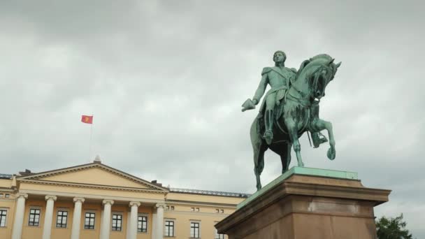 Standbeeld van koning Carl Xiv Johan in Oslo, Noorwegen, op de achtergrond wordt gezien het Koninklijk Paleis — Stockvideo