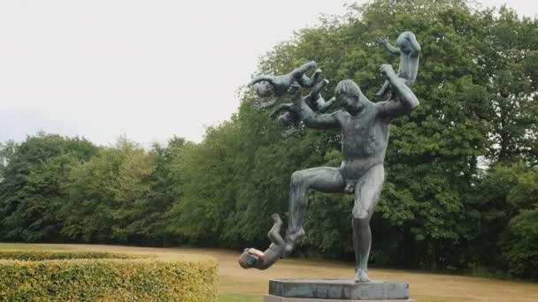 , Noruega, julio de 2018: Escultura de un hombre que hace malabares con bebés. Una composición interesante en el parque de esculturas de Gustav Vagelan — Vídeos de Stock