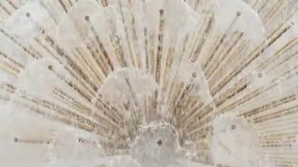 Eine Nahaufnahme eines Details eines Springbrunnens - Wasser fließt aus dünnen Rohren. Hintergrund der Wasserstrahlen — Stockvideo