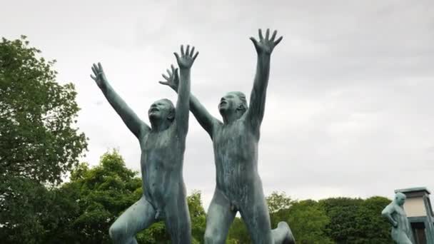 Norge, juli 2018: Staty av två pojke rusa upp händerna i. En intressant sammansättning i den skulptur park av Gustav Vagelan — Stockvideo