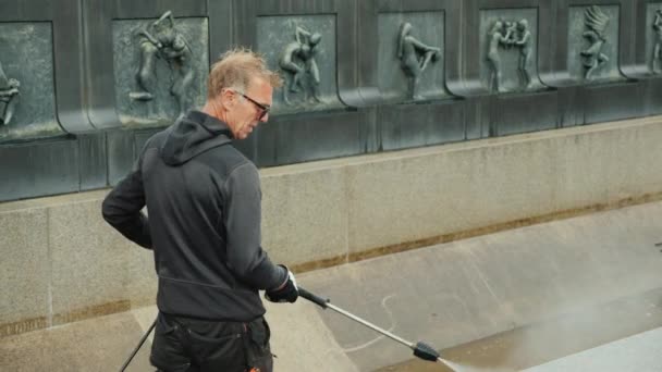 Oslo, Norveç, Temmuz 2018: İşçi havuzun içinde heykel parkı, Gustav Vigeland temizler — Stok video