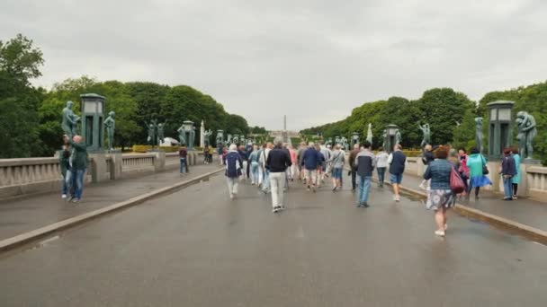 Oslo, Noruega, julho de 2018: Sculpture Park Gustav Vigeland. Caminhe ao longo de uma ampla avenida ao longo de uma série de esculturas na direção de uma grande fonte — Vídeo de Stock