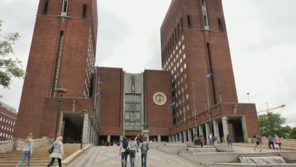 Oslo, Norge, juli 2018: Byggnaden av stadshuset i staden i Oslo. Människor promenera runt ingången — Stockvideo