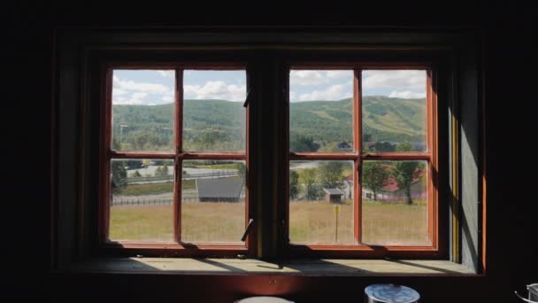 Zobrazit staré vintage oknem na krásnou krajinu v Norsku. Kamera se pohybuje vpřed na sklo. Letní zájezd do Skandinávie koncept