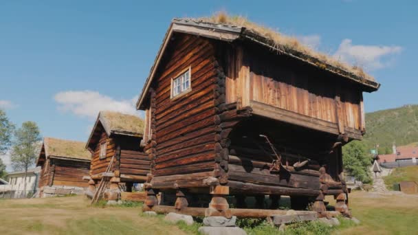 Varias casas tradicionales noruegas antiguas. Steadicam tiro — Vídeo de stock
