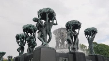 Oslo, Norveç, Temmuz 2018: Çevre ile büyük bir çeşme heykel parkı Gustav Vigeland Heykel Sergisi. Yağmurlu hava