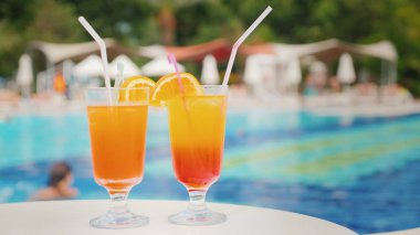 Turistlerin büyük konforlu otel havuzunda banyo zemin üzerine iki egzotik kokteyller
