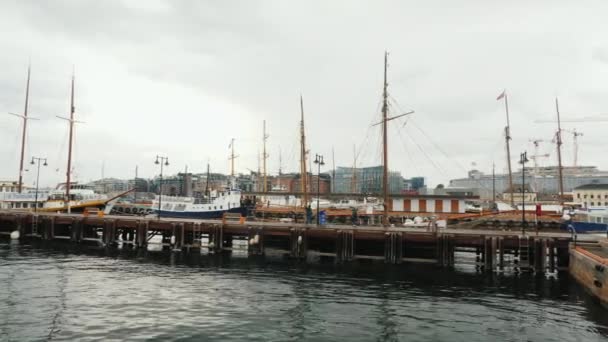 Oslo, Norway, July 2018: A pier with many yachts in the city of Oslo. — Stock Video